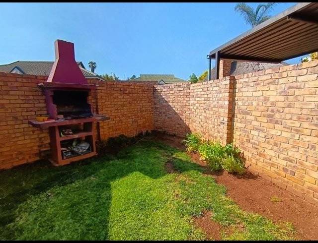 3 BEDROOM TOWNHOUSE FOR SALE IN DIE HOEWES